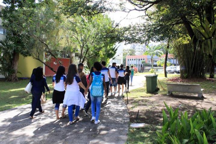 alunos-do-colegio-favo-participam-do-bahiana-por-um-dia-na-unidade-academica-cabula-20171009211311.jpg