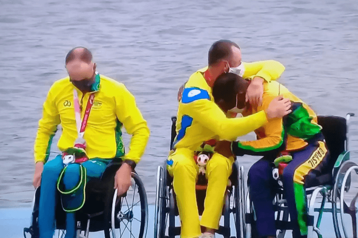 Renê Pereira é abraçado pelos outros competidores - Paralimpíadas Tokyo 2020