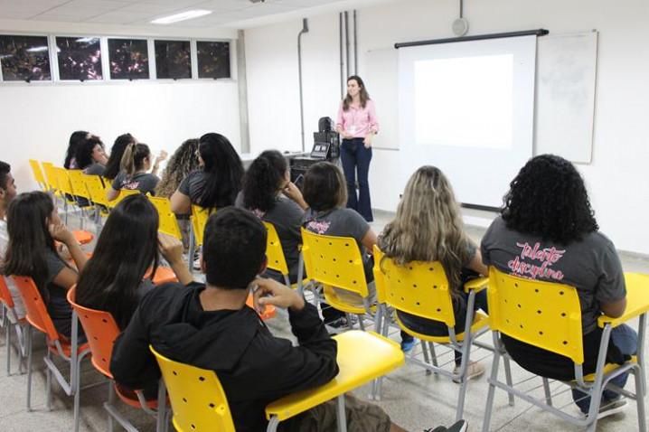 mitos-e-verdades-sobre-a-psicologia-com-a-prof.-carolina-aguiar-20180605184136.jpg