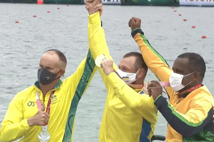 Renê Pereira comemora a medalha ao lado de seus colegas de pódio - Paralimpíadas Tokyo 2020