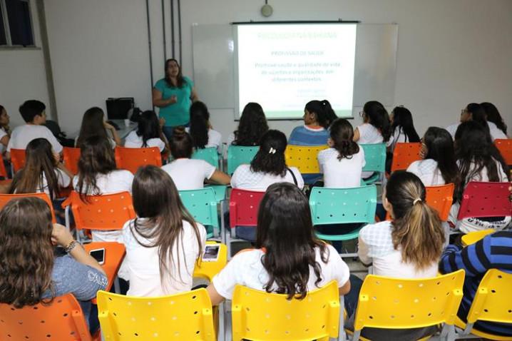 atividade-do-curso-de-psicologia-com-a-psicologa-e-orientadora-vocacional-laissa-liguori-20190514083134.JPG