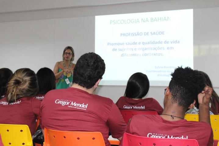 professoa-sylvia-barreto-debate-mitos-e-verdade-sobre-a-psicologia-com-alunos-do-colegio-gregor-mendel-20170710165846-jpg